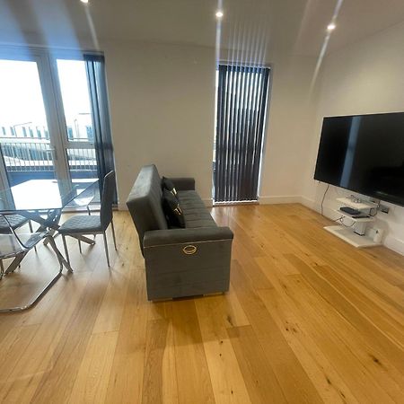 Luxury Top Floor Penthouse Apartment Near Heathrow London Exterior photo