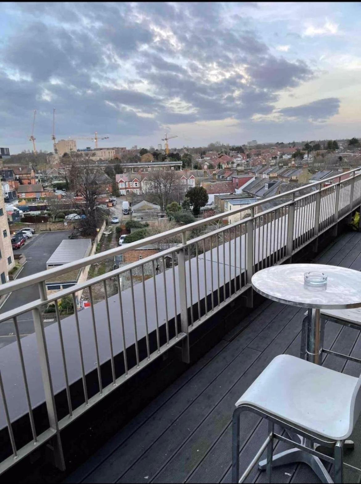 Luxury Top Floor Penthouse Apartment Near Heathrow London Exterior photo